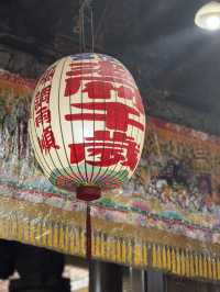 東港東隆宮，是溫府千歲駐蹕之地，是海風中的靈山聖殿。 樓下是王爺鎮煞守國，樓上是倉頡開天啟智。 廟中供奉的不只是神明，更是歷史的記憶、文化的光明、與信仰的力量。 當你站在二樓，凝望那六隻眼睛，你會明白