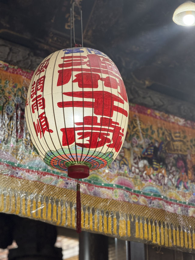 東港東隆宮，是溫府千歲駐蹕之地，是海風中的靈山聖殿。 樓下是王爺鎮煞守國，樓上是倉頡開天啟智。 廟中供奉的不只是神明，更是歷史的記憶、文化的光明、與信仰的力量。 當你站在二樓，凝望那六隻眼睛，你會明白