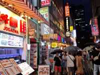 夜雨明洞閃爍的不只是霓虹，韓國必遊夜景景點。