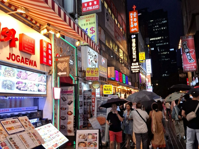 夜雨明洞閃爍的不只是霓虹，韓國必遊夜景景點。