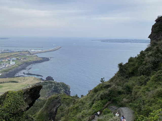 Seongsan Ilchulbong (Sunrise Peak), Jeju Island: Your Day Trip Guide! ⛰️🌅