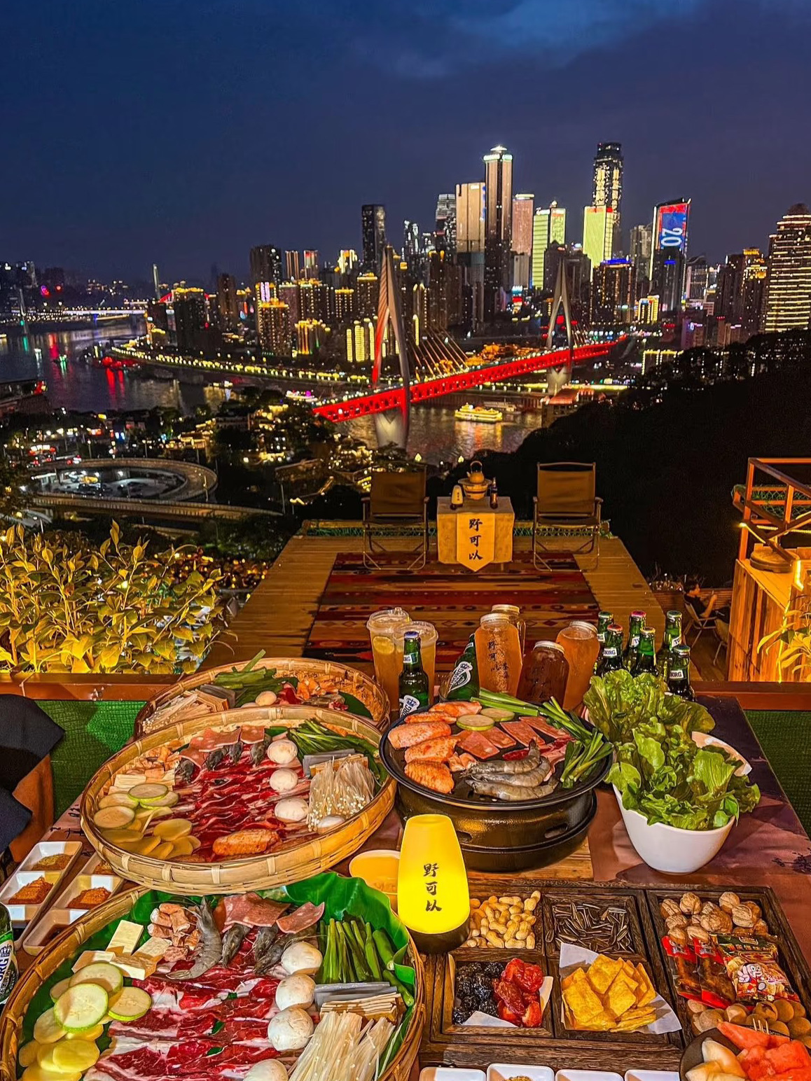 #KunjungiChongqing

Akhir pekan di Chongqing, bahkan dengan kemacetan lalu lintas seperti tempat parkir, terasa begitu mudah. ​​Terletak di puncak Gunung Nanshan di jantung kota, terdapat kedai teh tersembunyi yang menawarkan pemandangan kota yang paling menakjubkan. Dari teras, Anda dapat melihat Chongqing, termasuk area Yuzhong dan LifeForce Mall. Anda juga dapat melihat kereta gantung yang melintasi kedua sungai tersebut. Cakrawala kota, dengan deretan gedung pencakar langit di berbagai ketinggian, merupakan pesona unik dari "Kota 8 Dimensi" ini. Di siang hari, menyeruput teh di bawah sinar matahari yang menembus dedaunan, membaca buku, bermain permainan papan, atau sekadar bersantai, adalah pengalaman yang sungguh memuaskan. Namun di malam hari, ketika lampu-lampu kota menyala dan suara mendesis daging panggang di atas kompor, menyeruput pantulan perahu wisata di sungai di bawah kaki Anda, Anda akan merasakan pengalaman Chongqing yang benar-benar hangat dan romantis yang tak boleh dilewatkan!