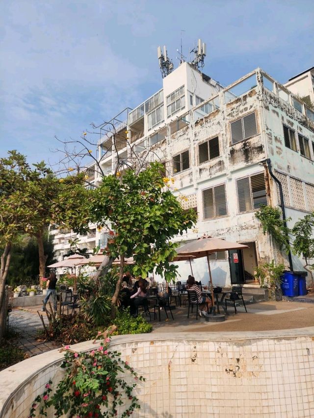 Hidden Lab Café – คาเฟ่ลับบนเขาสามมุข วิวสวย