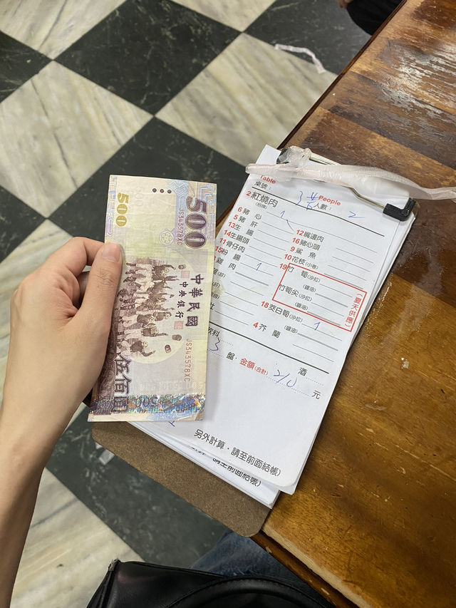 บินไปกินหมูกรอบวัดหลงซาน เจ้าดังที่ไต้หวัน ✈️
