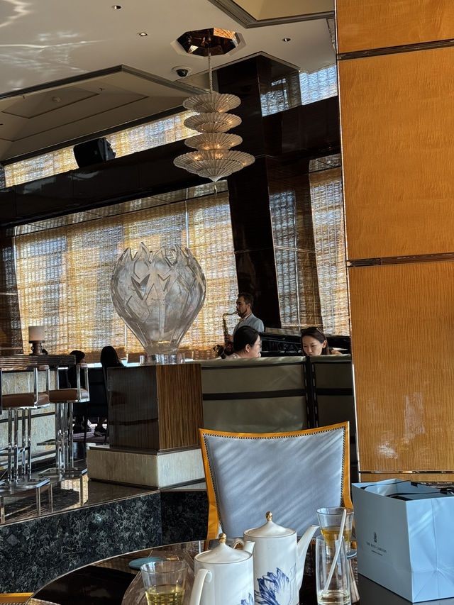 上海浦東麗思卡爾頓酒店 52 樓下午茶，高空之上的優雅食光