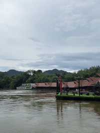 พามานอนแพริมแม่น้ำแควน้อย กาญจนบุรี