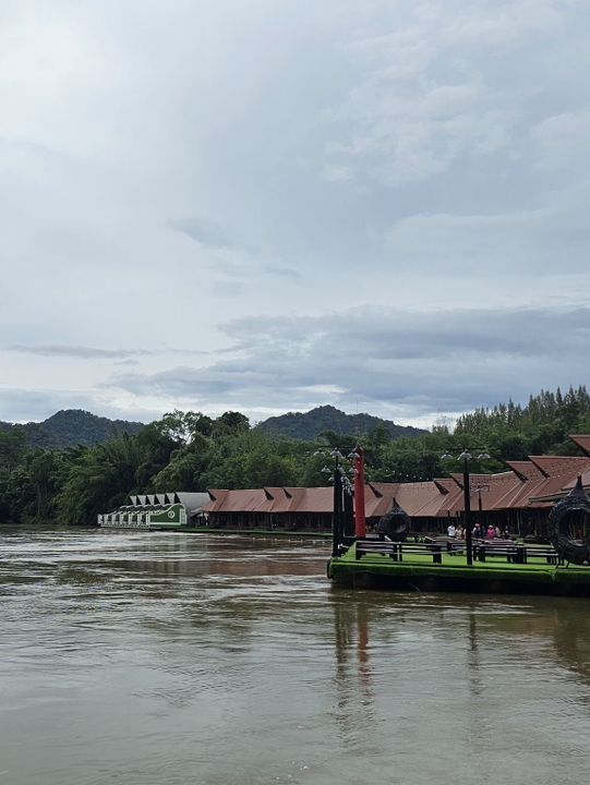 พามานอนแพริมแม่น้ำแควน้อย กาญจนบุรี