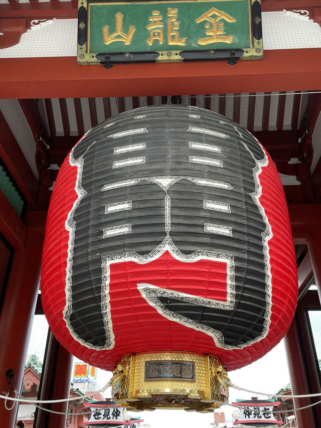 浅草のシンボル「雷門」提灯の下?覗いたことある? 浅草のシンボル「雷門」提灯の下?覗いたことある?