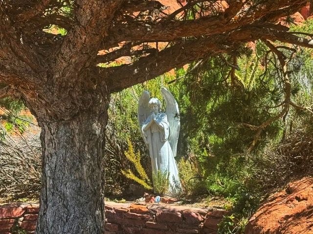 ⛪ “Chapel of the Holy Cross – Faith Carved into the Red Rocks!”