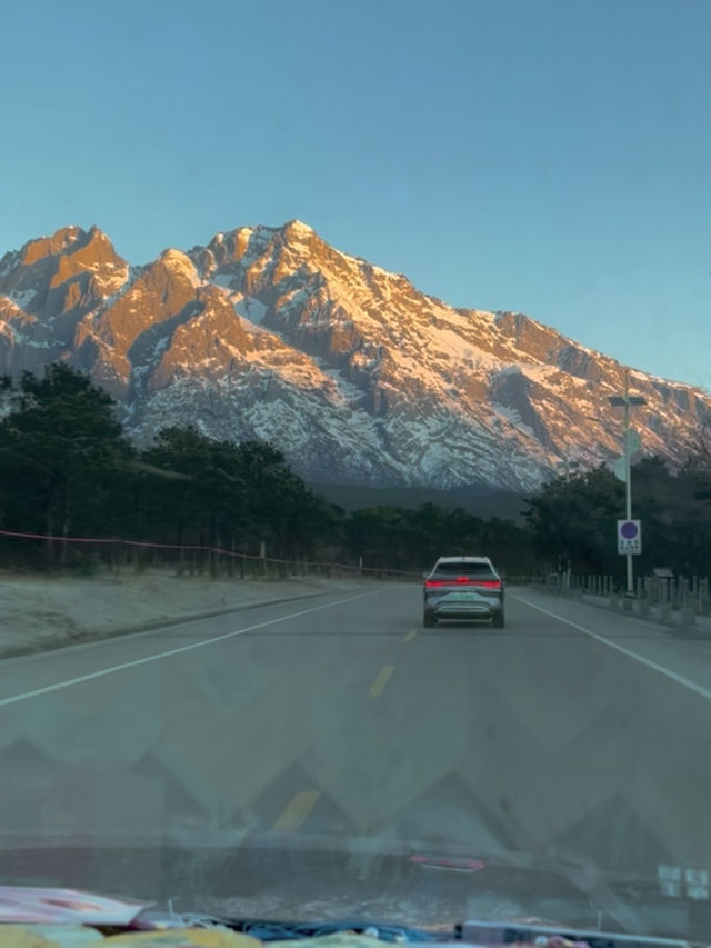 Yulong Snow Mountain : Golden Glow & White Snow