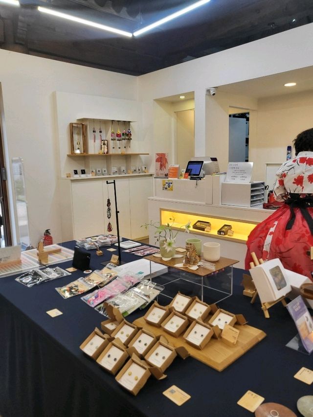 만추를 즐기는 전주한옥마을 작품 전시관
