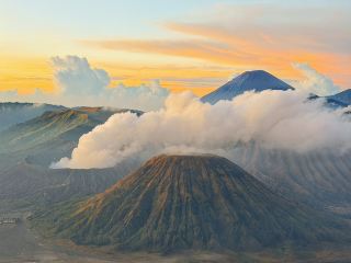 브로모 화산의 아침 햇살 속 야외 탐험 체험