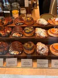 CAFÉ WITH GREAT COFFEE & PASTRIES.