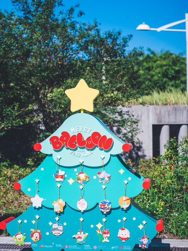 好得意呀！20個人氣角色空降西九🎈全港首個IP氣球巡遊！  今次安排得好順利，每隻IP公仔都有15個人係下面保持公仔平衡，就算有風都可以適時調節方向高低！有興趣嘅朋友起得Mark定12月28日嚟西九