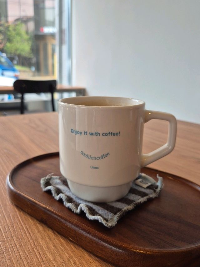 화이트우드 무드의 신상 감성카페 — 코클렌(Coclen) 화이트우드 무드의 신상 감성카페 — 코클렌(Coclen)