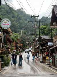 หมู่บ้านเล็กๆที่รายล้อมไปด้วยธรรมชาติสีเขียว