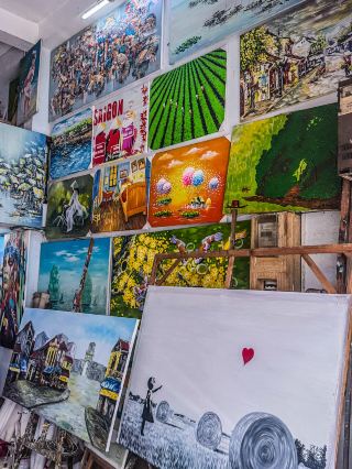 🎨 Bui Vien's oldest art gallery, oil paintings & custom portraits from $50 (Minh Anh)