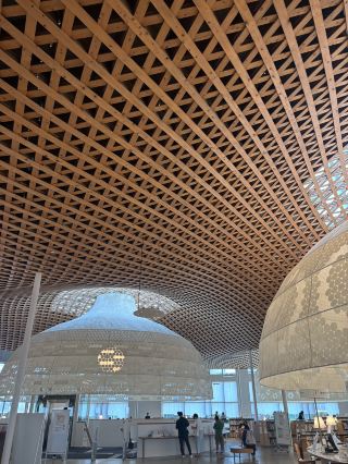 Have you heard of this spot in Japan? 📚🌿 Minna no Mori Gifu Media Cosmos: A stunning blend of architectural beauty and books in Gifu