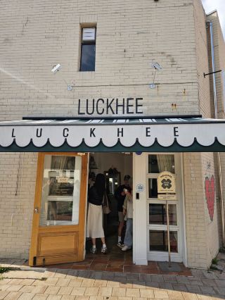 A charming boutique in Haengnidan-gil filled with lucky four-leaf clover motifs and adorable lifestyle goods.