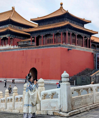 When visiting attractions: Do you book tour guides, audio guides or go independently?