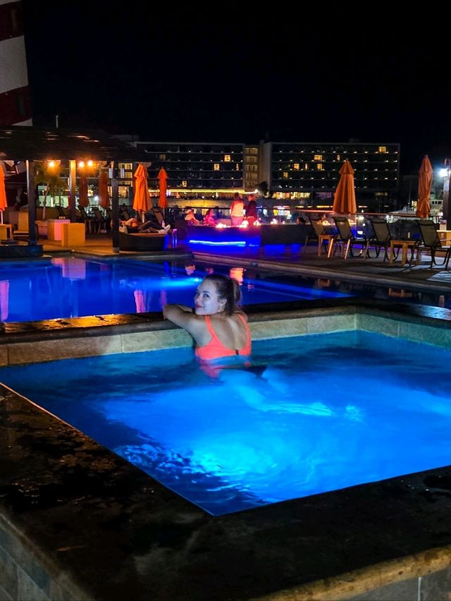 If the sea lions don’t convince you to stay… the rooftop hot tub will 😌💦🦭