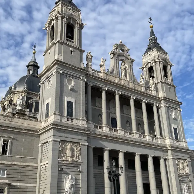 Must-visit! Catedral de la Almudena