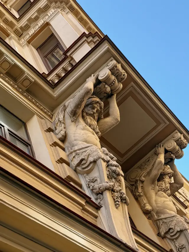 Hidden Details of St. Petersburg: Look Up, Look Closer