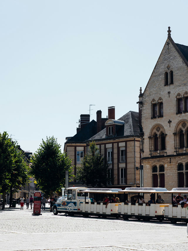 🏰🎡 Weekend Getaway in Nantes: History Meets Creativity 🌿✨ 🏰🎡 Weekend Getaway in Nantes: History Meets Creativity 🌿✨