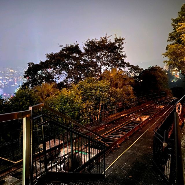乘六代山頂纜車 賞百萬維港夜景
