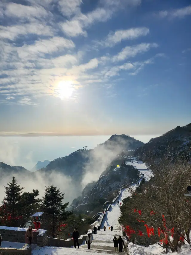 성 태안시 태산은 웅장하고 장엄하여 사람들의 마음을 사로잡습니다