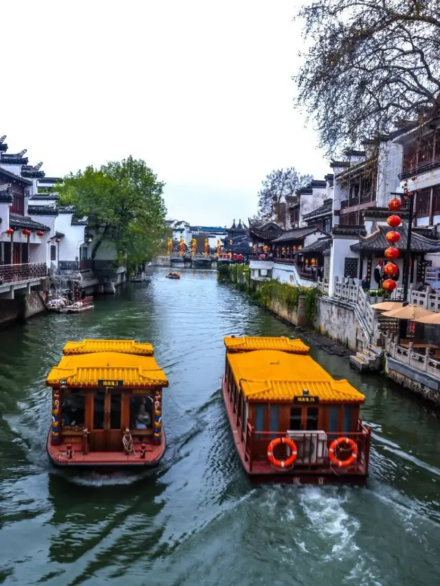 The Qinhuai River in Nanjing brings a refreshing riverside breeze
