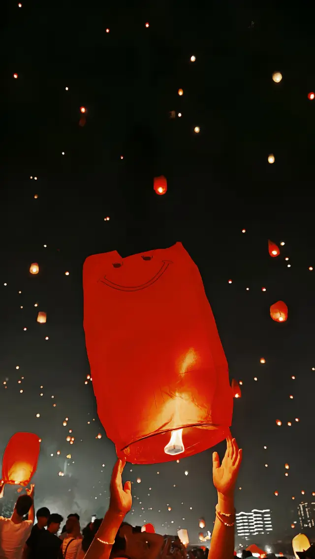 Celebrating the Water-Splashing Festival and releasing sky lanterns