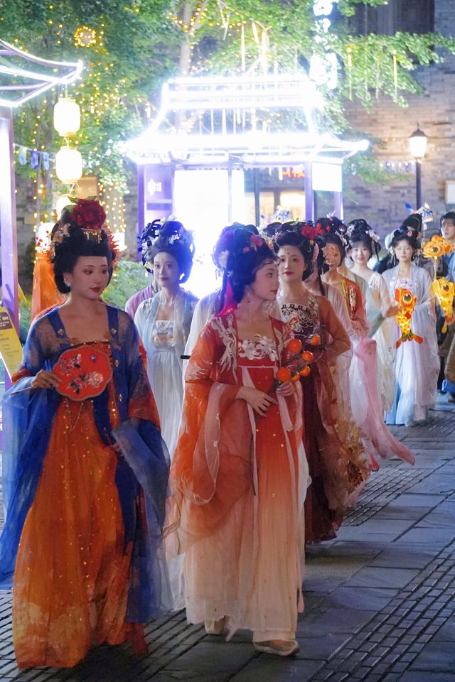 我敢說！全成都人都來這個國風夜市了吧！