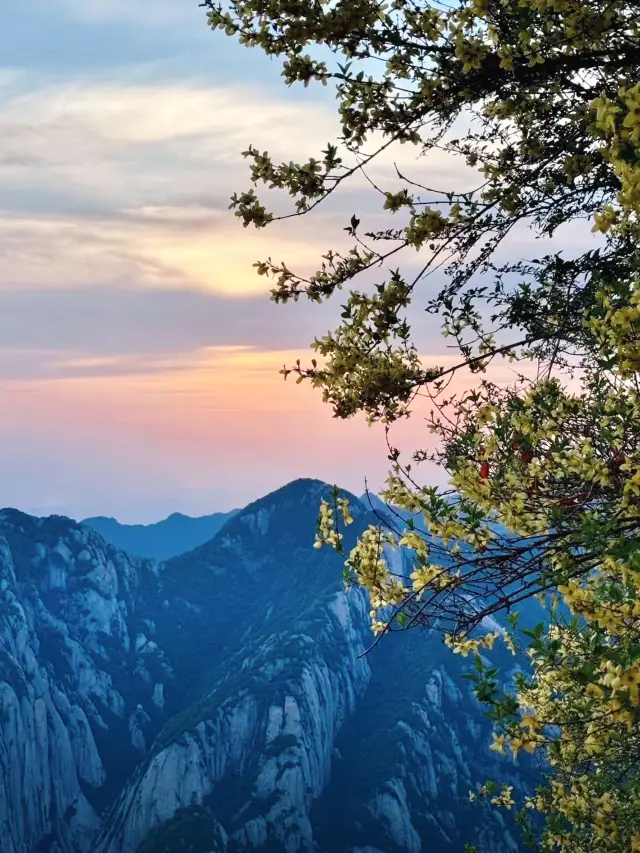 May Day Travel Guide | Mount Hua Swordplay