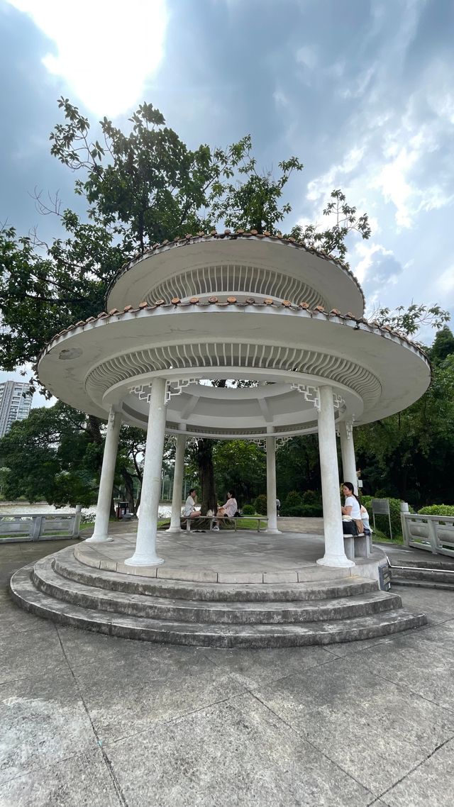 雙影成趣的天河公園湖心亭與湖邊亭