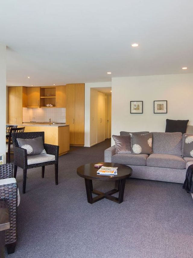 🌟 Queenstown Charm: Blue Peaks Apartments! 🏔️✨