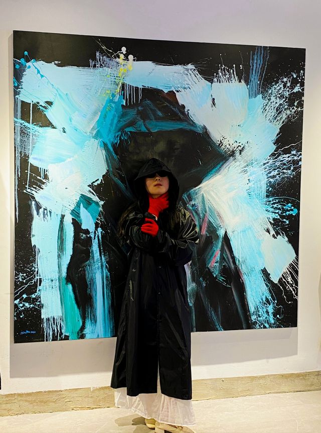 在華麗回歸的商場觀看藝術展