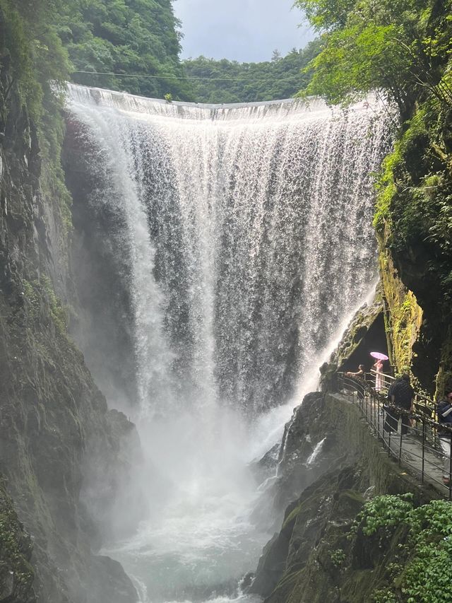 貴州貴陽香火岩｜飛流直下的香火岩瀑布。