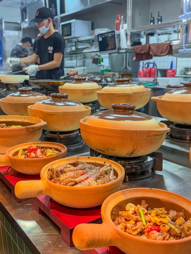 A newly opened stir-fry restaurant in Lingshui. The locals love it!