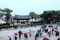 廣濟樓前古意濃，青磚黛瓦映蒼穹