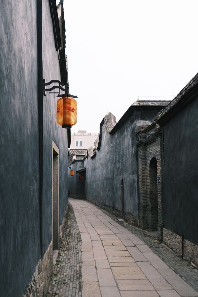 漫步朱紫坊｜福州千年巷弄的時光印記 【古巷掠影】始於唐末的朱紫坊，因宋代朱紫盈門而得名。明清建築