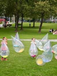 香港添馬公園驚現巨型水滴太可愛啦！