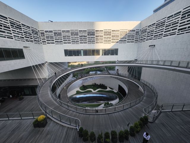 打卡上海博物館東館嘅室外螺旋人行步道