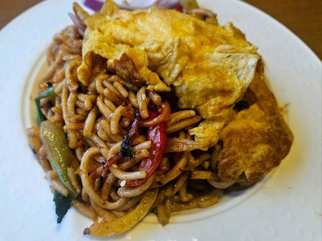 🌱 Hidden Gem in Mai’erma: A Vegetarian Restaurant with Heart and Purpose 🍛🕊️