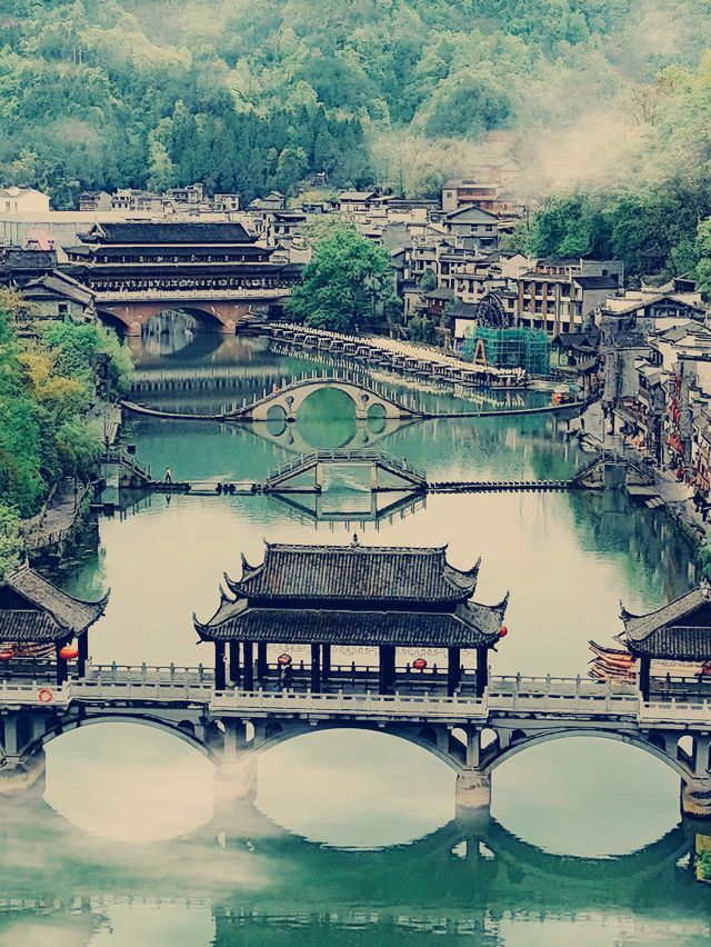 タイトル：中国・鳳凰古城の魅力を満喫！絶景と文化が詰まった旅ガイド​