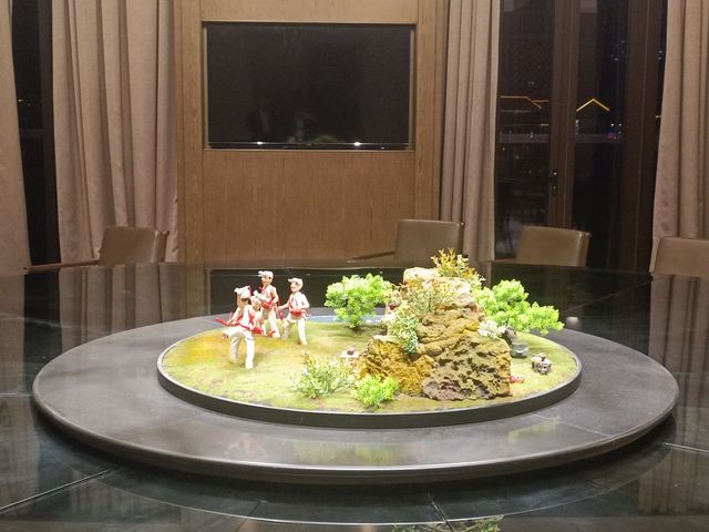 這是陝北，展開暑期度假模式，來延安，住萬達，欣賞《再回延安》，品嚐海鮮自助餐； 嗨！大家好！剛剛從