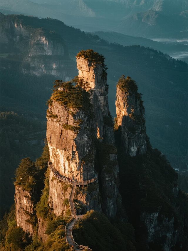 聖堂山的秋天，是離天最近的五彩畫卷