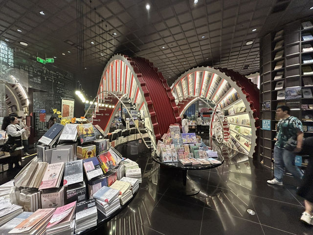 📚 鐘書閣 × 前海歡樂港灣｜魔幻書店與海風散步的一日慢行 