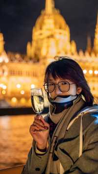 多瑙河夜景下的極致浪漫匈牙利國會大廈前的愛情