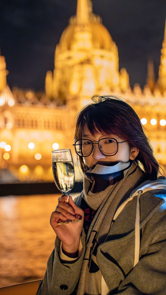 多瑙河夜景下的極致浪漫匈牙利國會大廈前的愛情